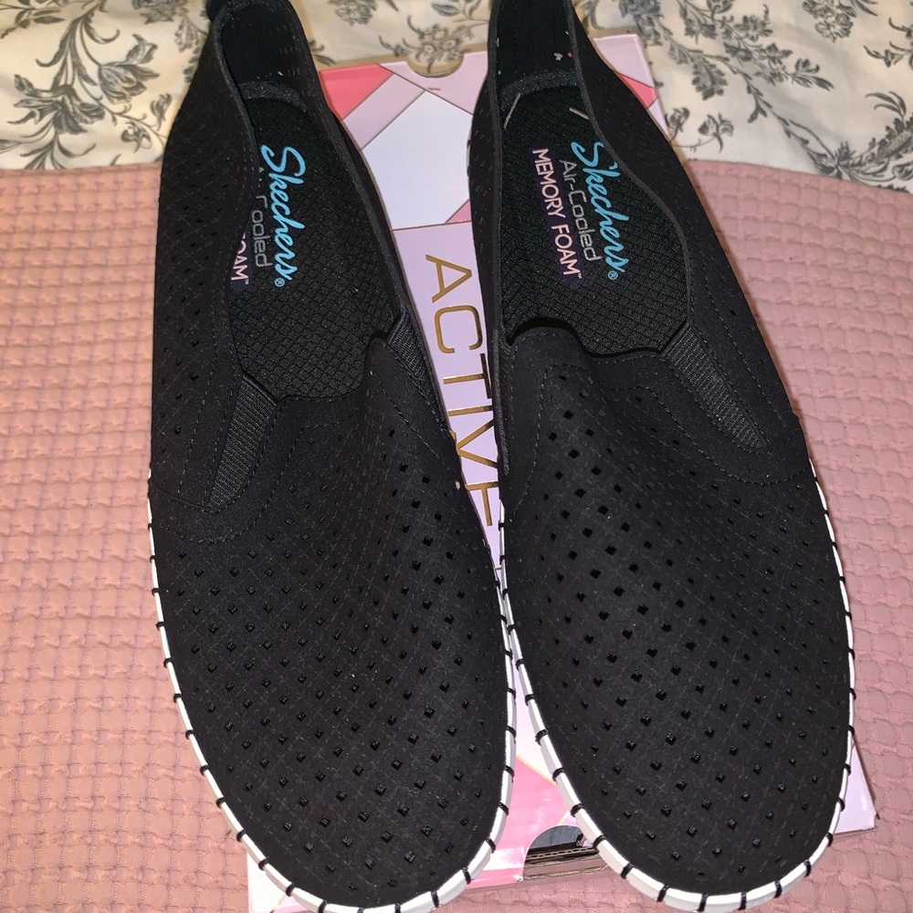 BRAND NEW Skechers